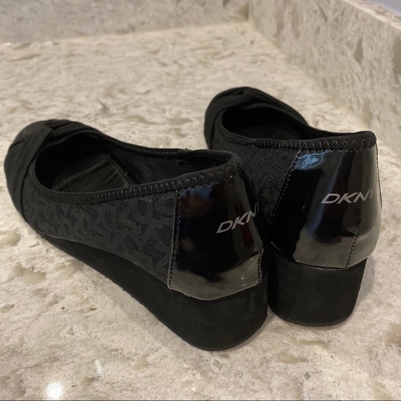 DKNY Black Wedge Heels Bow Detail Size 6 - Picture 2 of 5